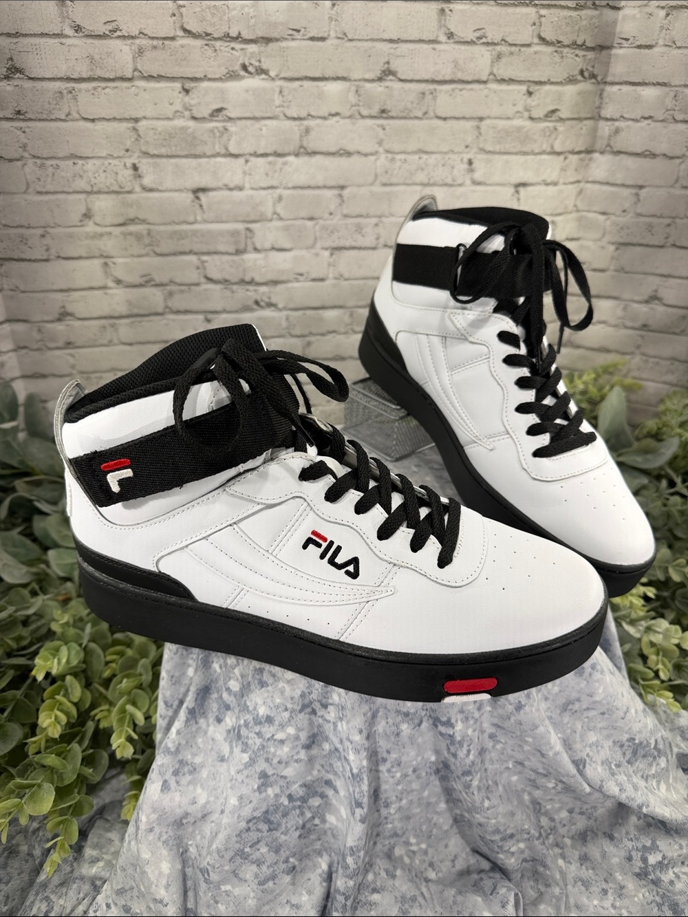 FILA “V-10 Lux” White & Black Synthetic Leather Mid-High Sneakers Mens 11.5M EUC